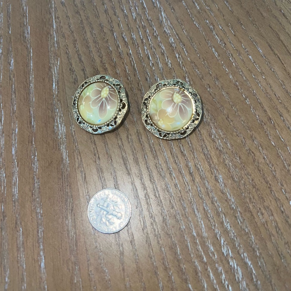 Vintage Gold Floral Clip On Earrings - Picture 2 of 6